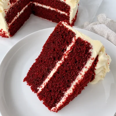 Porción de pastel red velvet con crema
