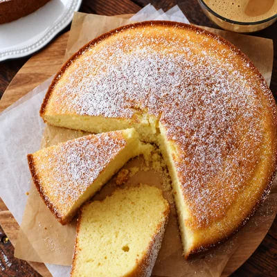 Pastel casero de vainilla espolvoreado con azúcar
